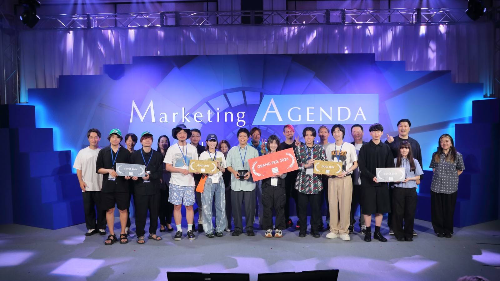 YCA2026 贈賞式でステージに並ぶ受賞チーム